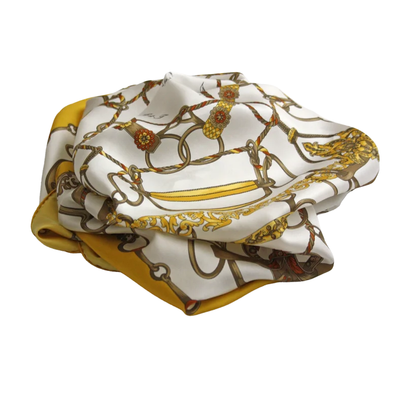 foulard quadrato in seta giallo ocra con stampa ornamentale su fondo bianco