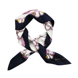 foulard quadrato in seta blu navy e rosa annodato al collo
