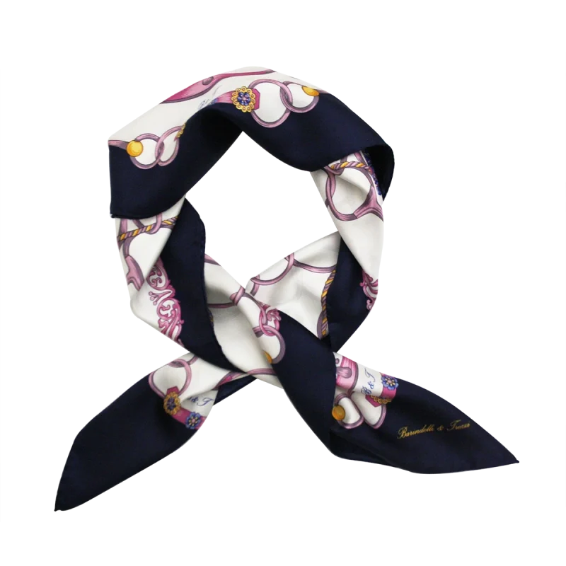 foulard quadrato in seta blu navy e rosa annodato al collo