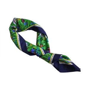 foulard quadrato in seta annodato con bordo blu notte e stampa di prato fiorito verde