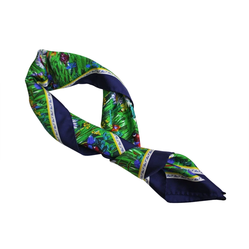 foulard quadrato in seta annodato con bordo blu notte e stampa di prato fiorito verde