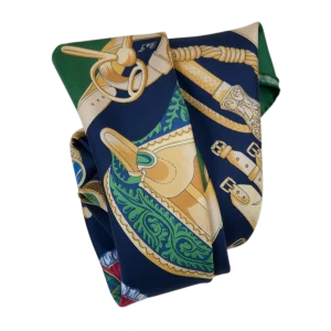 Foulard Quadrato in Seta con Selle Equestri FH07 foulard di seta blu navy drappeggiato con selle decorate in verde, fibbie dorate e bordo verde bosco