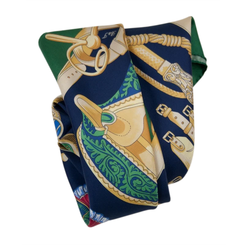 Foulard Quadrato in Seta con Selle Equestri FH07 foulard di seta blu navy drappeggiato con selle decorate in verde, fibbie dorate e bordo verde bosco