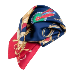 foulard di seta blu navy drappeggiato con bordo rosso e dettagli equestri dorati
