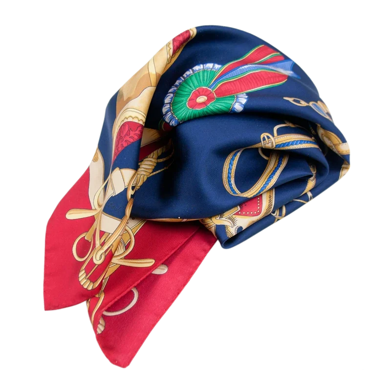 foulard di seta blu navy drappeggiato con bordo rosso e dettagli equestri dorati