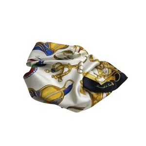Foulard in Seta con Fantasia Equestre Avorio e Blu Navy FH01 foulard quadrato in seta raccolto con selle blu e oro, briglie e dettagli equestri su fondo avorio