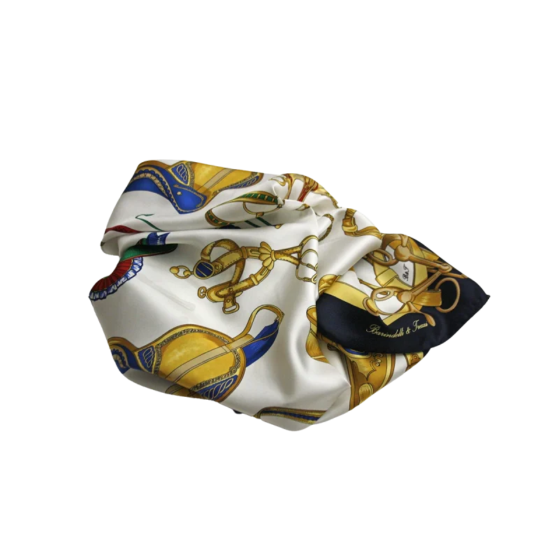 Foulard in Seta con Fantasia Equestre Avorio e Blu Navy FH01 foulard quadrato in seta raccolto con selle blu e oro, briglie e dettagli equestri su fondo avorio