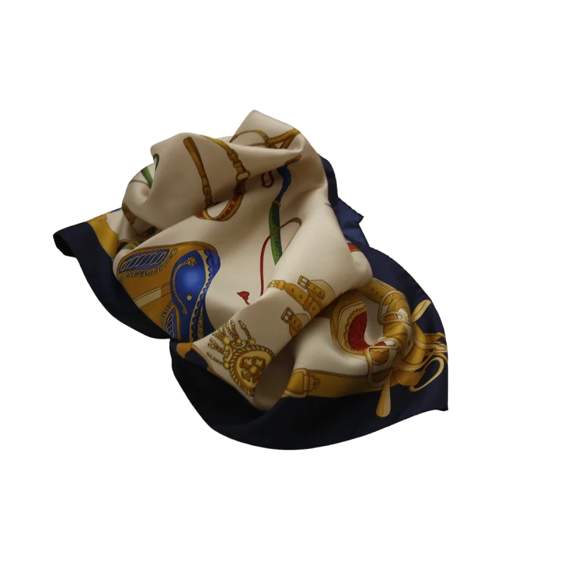 foulard quadrato in seta beige sabbia raccolto in pieghe con selle decorate e bordo blu navy
