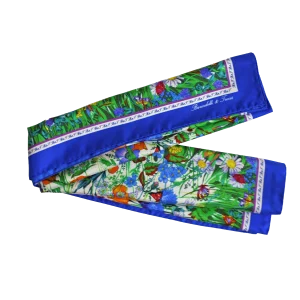 foulard quadrato in seta piegato con fantasia di fiori e farfalle e cornice blu elettrico