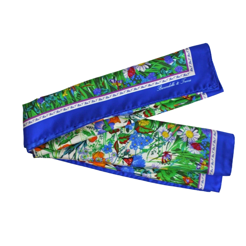 foulard quadrato in seta piegato con fantasia di fiori e farfalle e cornice blu elettrico