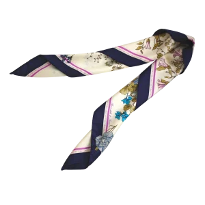 foulard quadrato in seta piegato con motivo botanico e bordo blu