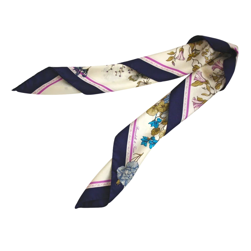 foulard quadrato in seta piegato con motivo botanico e bordo blu