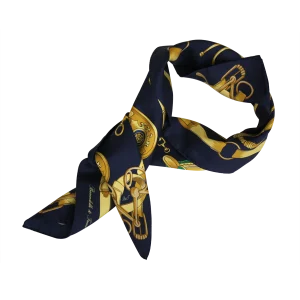 foulard in seta blu navy annodato con cintura dorata e dettagli equestri