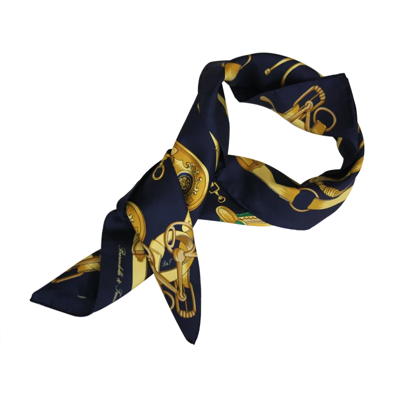 foulard in seta blu navy annodato con cintura dorata e dettagli equestri