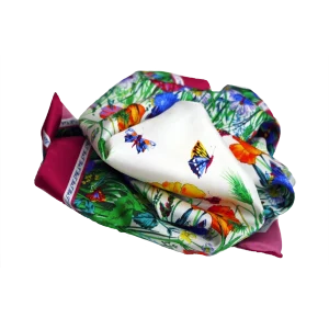 foulard in seta piegato con farfalle colorate, fiori di campo e bordo bordeaux