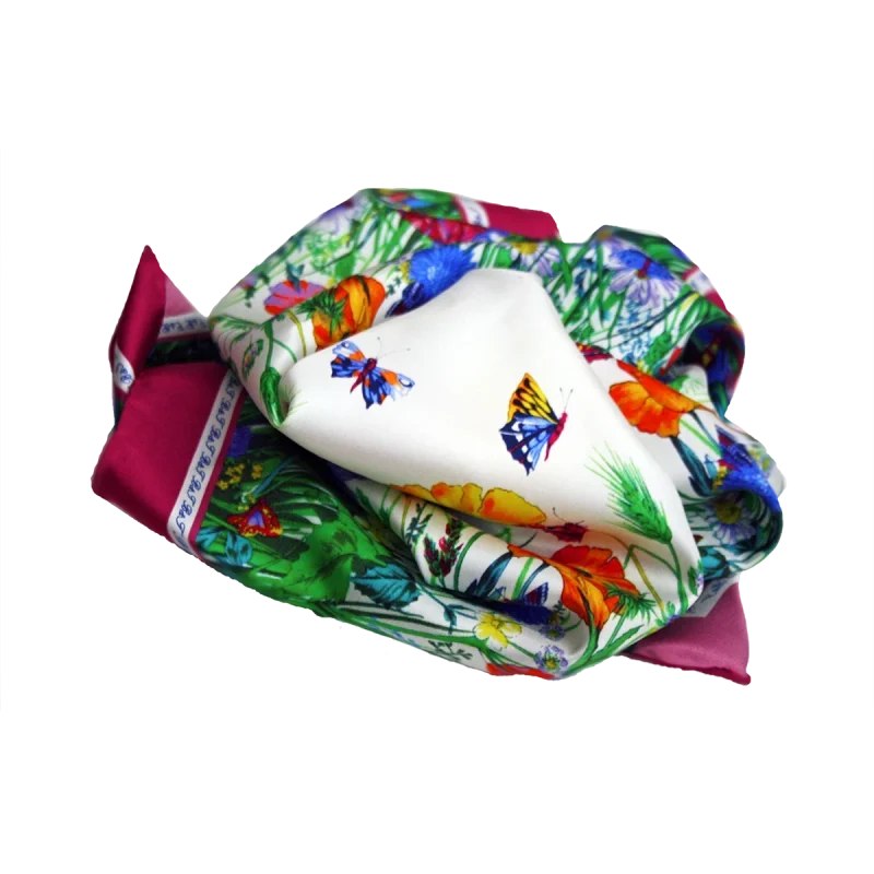 foulard in seta piegato con farfalle colorate, fiori di campo e bordo bordeaux