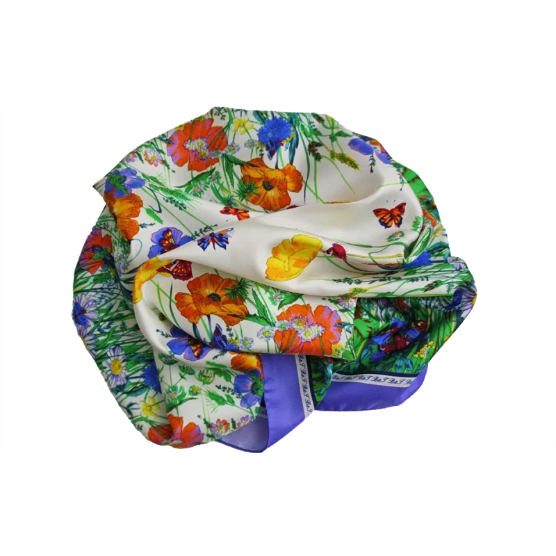 foulard in seta ripiegato con papaveri arancioni, fiori gialli, farfalle e bordo pervinca