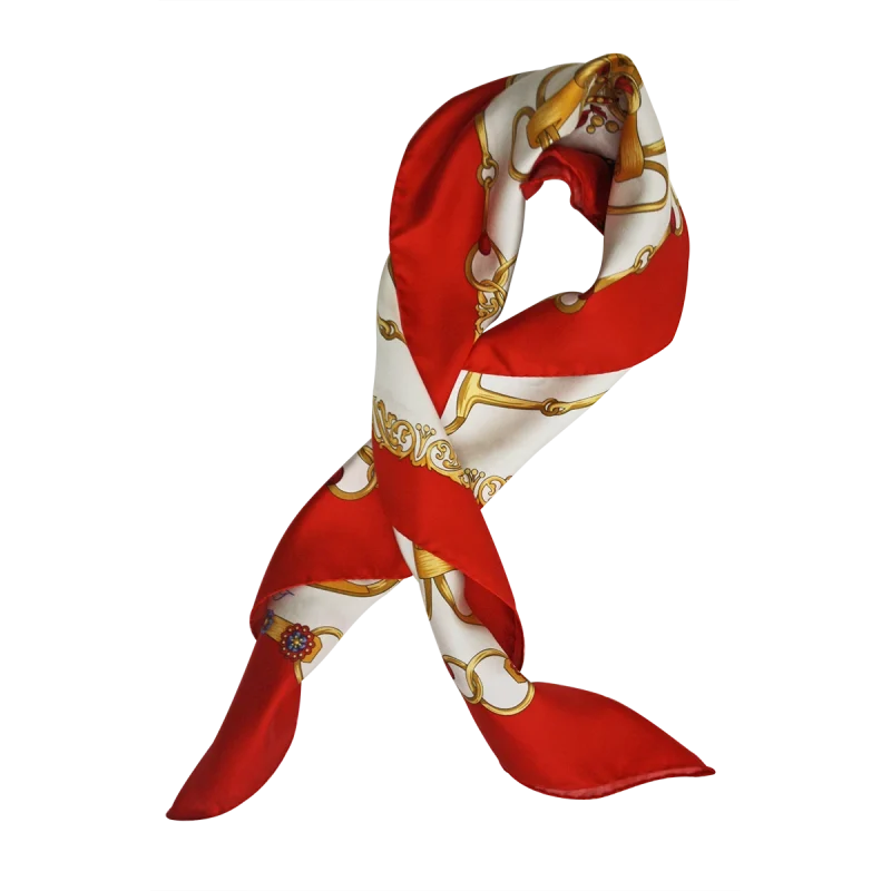 foulard quadrato 90x90 in seta rosso annodato al collo