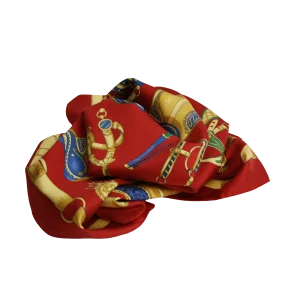 foulard in seta rossa annodato con dettagli di selle, finimenti e cinture dorate