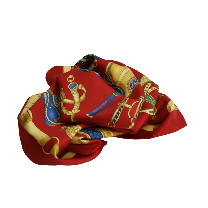 foulard in seta rossa annodato con dettagli di selle, finimenti e cinture dorate