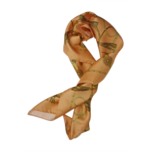Foulard 90x90 in seta rosa antico annodato al collo