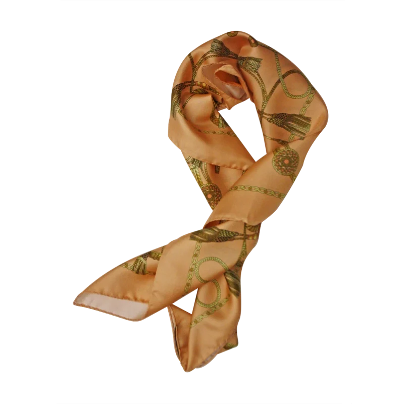 Foulard 90x90 in seta rosa antico annodato al collo