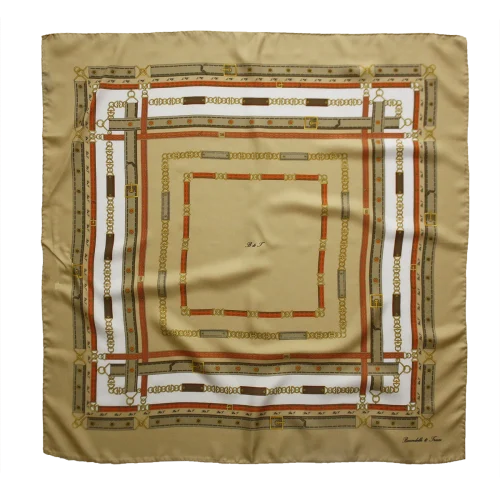 Foulard 90x90 in seta beige dorato con fantasia cinture e fibbie