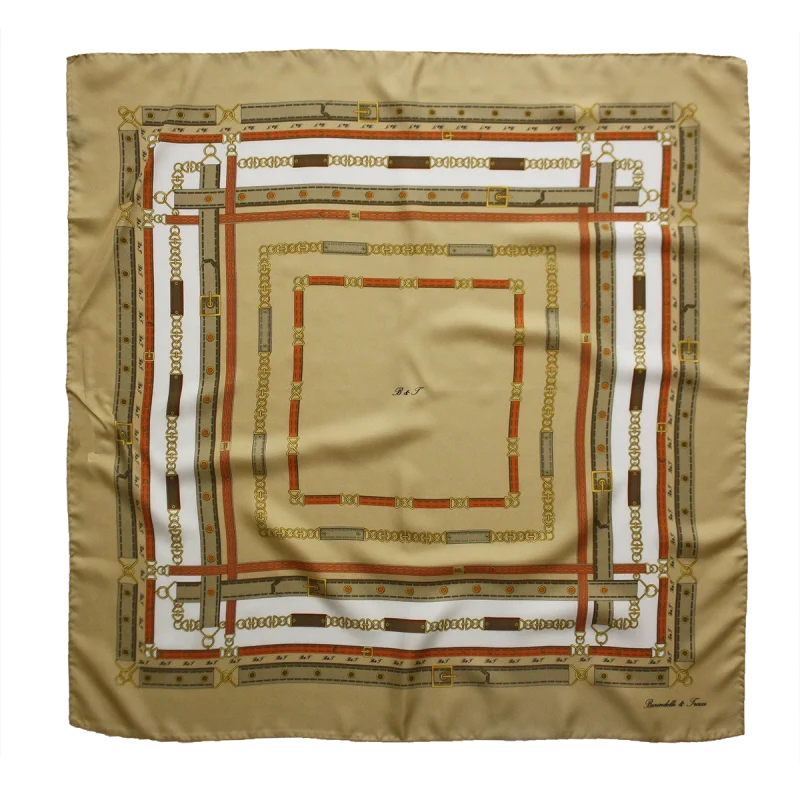 Foulard 90x90 in seta beige dorato con fantasia cinture e fibbie
