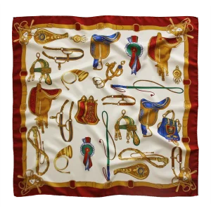 foulard quadrato in seta avorio con bordo rosso e fantasia di selle e accessori equestri