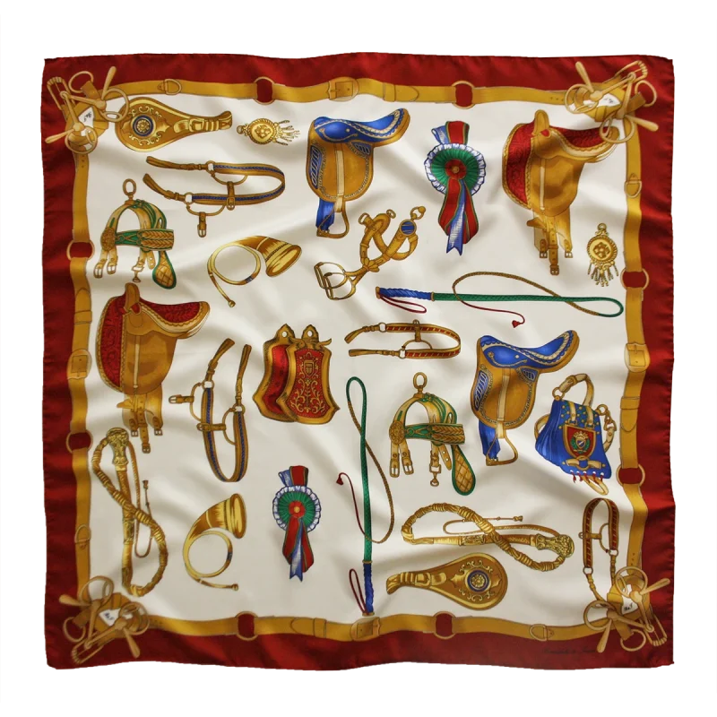 foulard quadrato in seta avorio con bordo rosso e fantasia di selle e accessori equestri