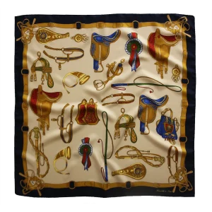 foulard quadrato in seta beige sabbia con bordo blu navy e fantasia di accessori equestri