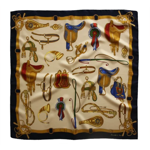 foulard quadrato in seta beige sabbia con bordo blu navy e fantasia di accessori equestri