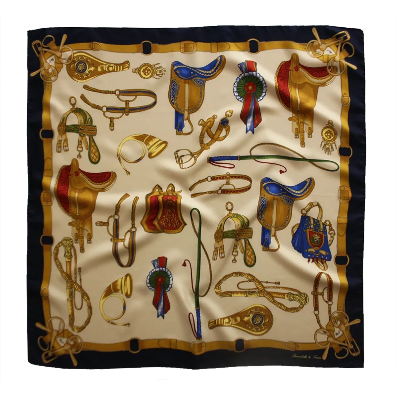 foulard quadrato in seta beige sabbia con bordo blu navy e fantasia di accessori equestri