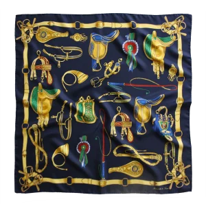 foulard quadrato in seta blu navy con selle, briglie e accessori equestri dorati
