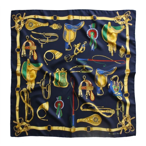 foulard quadrato in seta blu navy con selle, briglie e accessori equestri dorati