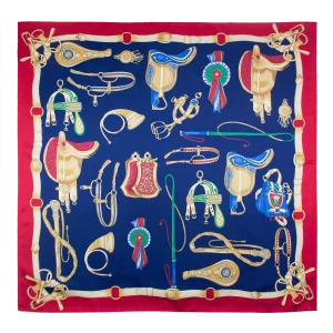 foulard quadrato in seta blu navy con bordo rosso e fantasia di selle e finimenti equestri