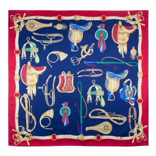 foulard quadrato in seta blu navy con bordo rosso e fantasia di selle e finimenti equestri