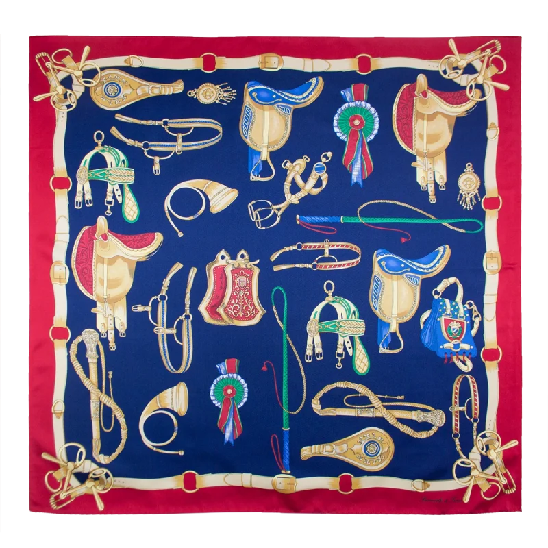 foulard quadrato in seta blu navy con bordo rosso e fantasia di selle e finimenti equestri