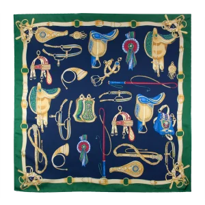 Foulard in Seta Equestre Blu Navy e Verde Bosco 90×90 FH07 foulard quadrato in seta blu navy con bordo verde bosco e fantasia di selle e finimenti equestri