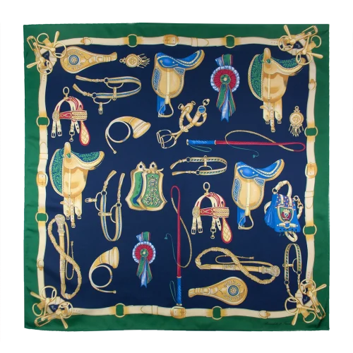 foulard quadrato in seta blu navy con bordo verde bosco e fantasia di selle e finimenti equestri