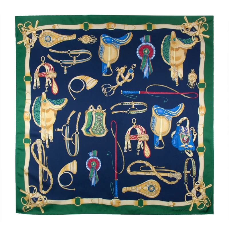 Foulard in Seta Equestre Blu Navy e Verde Bosco 90×90 FH07 foulard quadrato in seta blu navy con bordo verde bosco e fantasia di selle e finimenti equestri