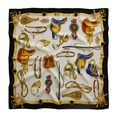 foulard quadrato in seta avorio con bordo nero e fantasia di selle e accessori equestri dorati