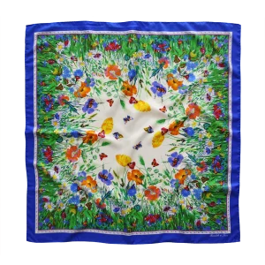 foulard quadrato in seta con fiori di campo e farfalle multicolore, bordo blu elettrico