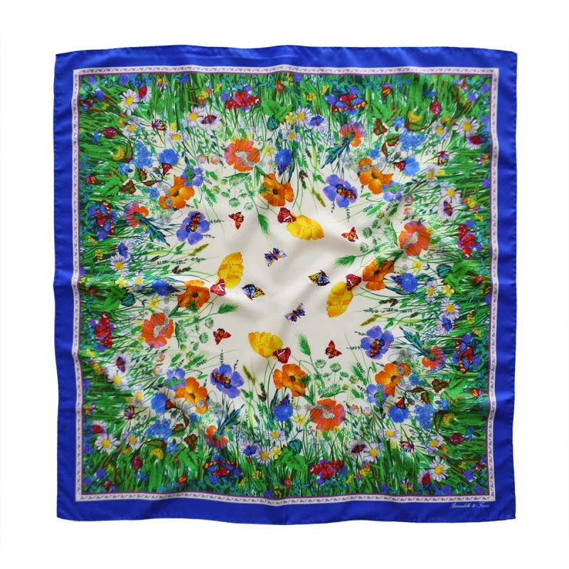 foulard quadrato in seta con fiori di campo e farfalle multicolore, bordo blu elettrico