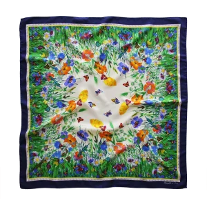 foulard quadrato in seta con fiori di campo e farfalle multicolore, bordo blu notte