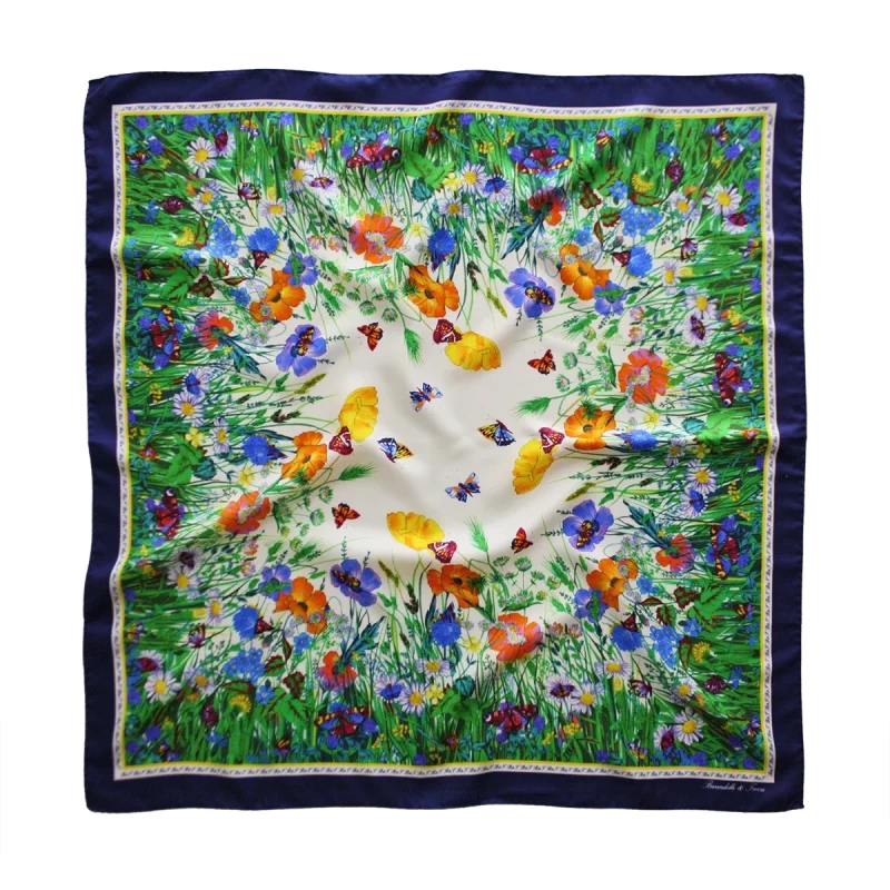 foulard quadrato in seta con fiori di campo e farfalle multicolore, bordo blu notte