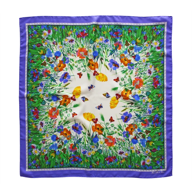 foulard quadrato in seta con fiori di campo e farfalle multicolore, bordo viola pervinca