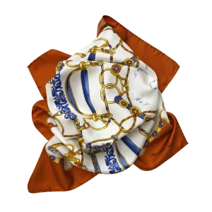 foulard in seta arancio bruciato drappeggiato con anelli corde e dettagli blu e oro