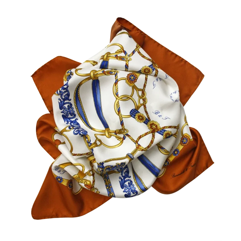 foulard in seta arancio bruciato drappeggiato con anelli corde e dettagli blu e oro