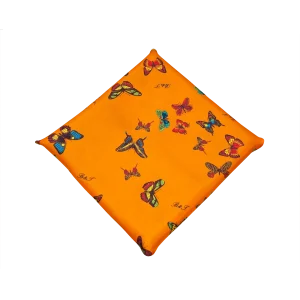Foulard piccolo in seta arancio piegato con dettaglio della fantasia a farfalle